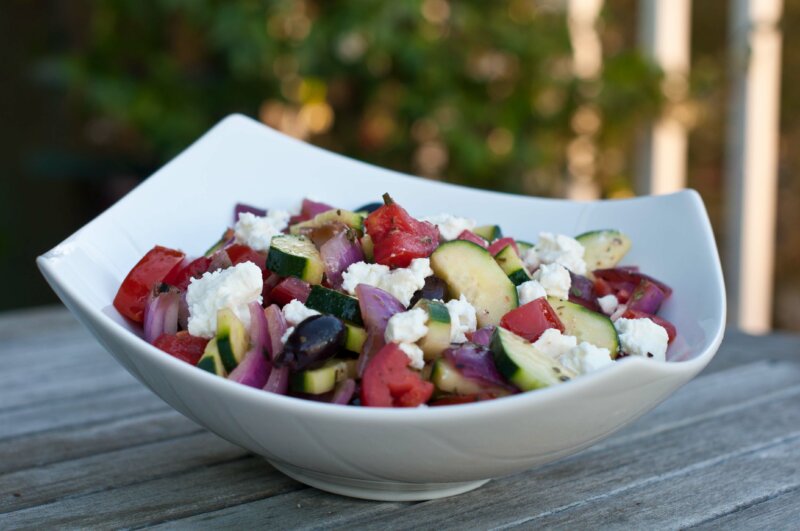 Греческий салат с орегано, укропом и мятой фото