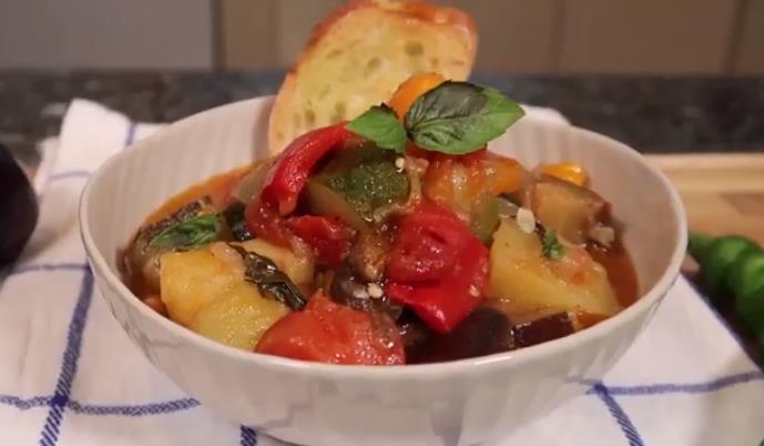 Простой рецепт овощного рагу из кабачков и баклажанов с морковью и перцем