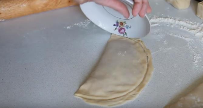 Лишнее тесто удалить тарелкой