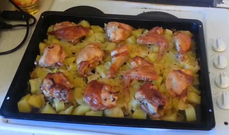 Мой самый любимый рецепт запекания курицы с картошкой в духовке кусочками