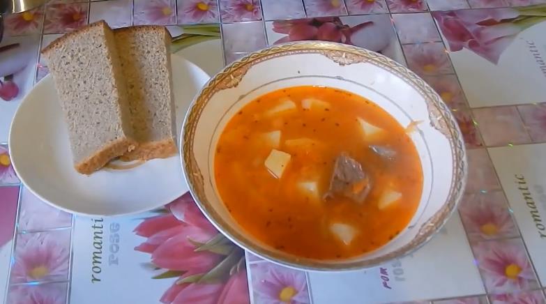 Суп из говядины с консервированной фасолью в томатном соусе