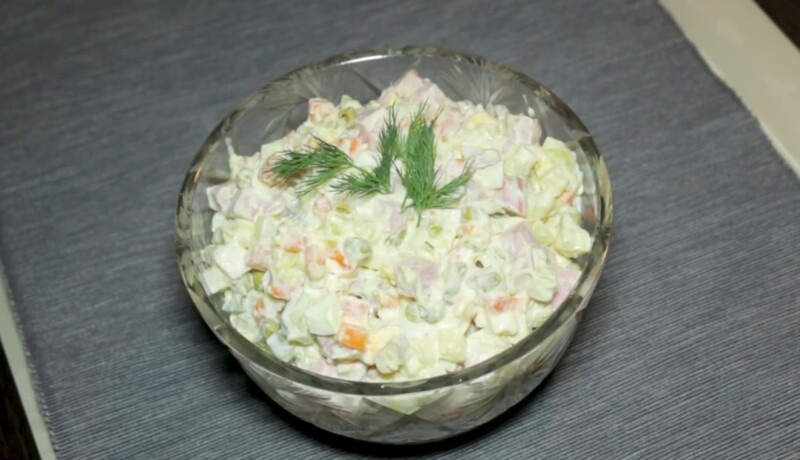 Klassicheskij salat Olive s kolbasoj i zelenym goroshkom prostoj recept